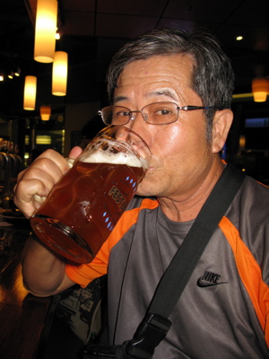 Guide drinking a Festbier at Gordon Biersch, Taipei